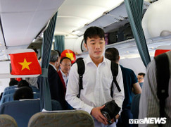 Các cầu thủ Olympic Việt Nam lên chuyên cơ về Việt Nam