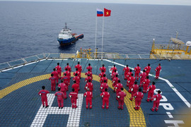 Buổi chào cờ trên giàn Hải Thạch - Mộc Tinh