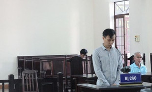 Trộm 3.000 USD và 15 cây vàng trong ngăn kéo bàn làm việc đồng nghiệp