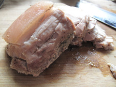 Nên luộc thịt bằng nước sôi hay nước lạnh?