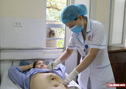 Sau khi ăn no, dạ dày người phụ nữ đột nhiên 'chạy' lên ngực