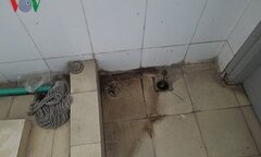 Gần nghìn học sinh nhưng trường ở Hà Nội chỉ có 2 nhà vệ sinh