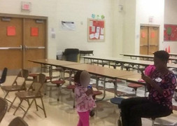 Vô tình để con gái ba tuổi uống bia, bà mẹ Mỹ bị điều tra