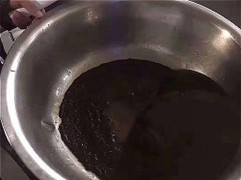 Trường học Trung Quốc dùng dầu bẩn nấu ăn cho học sinh khiến phụ huynh bức xúc