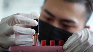 Chàng sinh viên tự chế son môi ăn ngon như kẹo tặng bạn gái