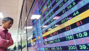 Lãnh đạo ngân hàng chi tiền tỷ đỡ giá cổ phiếu