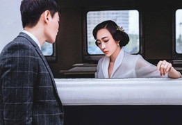 Mặc chồng van nài, cô dâu bất lực xách va li rời khỏi biệt thự nhà chồng đêm tân hôn