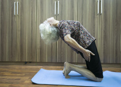 Cụ bà 70 tuổi uốn dẻo như thiếu nữ, sau 20 năm tập yoga Tây Tạng