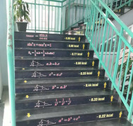 Trường học ở Hà Nam dán công thức Toán lên cầu thang giúp trò ôn bài