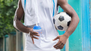 Lượng nước các cầu thủ cần uống trong một trận đấu là bao nhiêu?