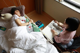 Nhật ký bằng tranh của cô gái chăm bố mẹ đều bị ung thư