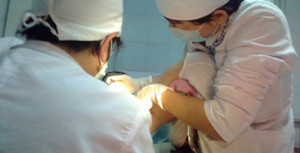 Sợ mẹ biết 'ăn cơm trước kẻng', người đàn ông đưa vợ sắp cưới đi vá màng trinh