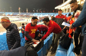 Phó Thủ tướng Vũ Đức Đam tham gia dọn rác khán đài B sau trận chung kết AFF Cup