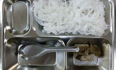 Phụ huynh tố cơm bán trú 'miếng giò to bằng viên tẩy', nhà trường phủ nhận