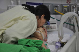 Nghẹn ngào hình ảnh mẹ ôm đầu, hôn lên trán con trai 4 tuổi trước khi tặng giác mạc của bé