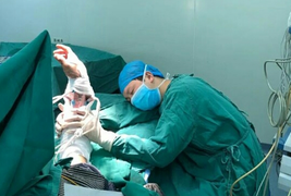 Bác sĩ nằm thiếp bên cạnh giường bệnh nhân sau 20 tiếng làm việc không ngừng