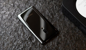 Smartphone đầu tiên hoàn toàn không có cổng kết nối