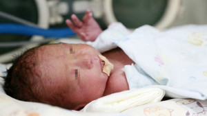 Em bé đầu tiên ở Trung Quốc sinh ra từ tử cung cấy ghép