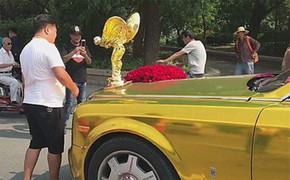 Xe siêu sang Rolls-Royce gắn logo cao nửa mét