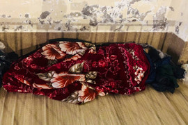 Ảnh: Ngủ ở hành lang Bệnh viện Bạch Mai trong đêm giá lạnh