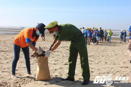 Chiến sỹ công an trẻ nhặt rác hưởng ứng chiến dịch làm sạch biển