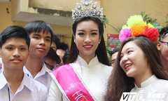 Hoa hậu Đỗ Mỹ Linh nghẹn ngào phát biểu trong lễ khai giảng trường cũ