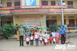 Chiến sĩ trẻ mang hơi ấm đến với trẻ em nghèo Yên Bái đầu năm học mới