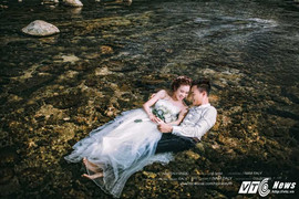 Cặp đôi Hà Tĩnh ngâm mình dưới nước để có bộ ảnh cưới đẹp như mơ