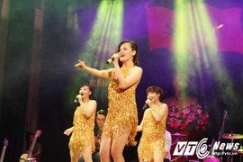 Nữ sinh Học viện An ninh khoe vũ đạo bốc lửa trong đêm guitar chào tân sinh viên