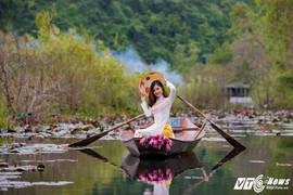 Thiếu nữ Hà thành xinh đẹp lái đò khiến nhiều người tưởng nhầm người mẫu ảnh