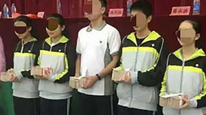 Trường học thưởng học sinh xuất sắc gần 26 tỉ đồng gây xôn xao