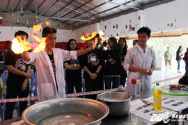 Ảnh: Học sinh Thủ đô làm thí nghiệm khoa học như diễn xiếc