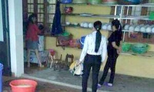 Cách chức hiệu trưởng dốc ngược trẻ vào máy vặt lông gà