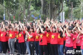 Sinh viên Thủ đô mặc áo cờ đỏ sao vàng hào hứng đi bộ