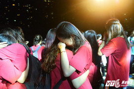 Học sinh trường Amsterdam ôm nhau òa khóc trong trong lễ bế giảng