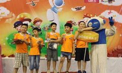 Xem học sinh tiểu học Hà thành tranh tài điều khiển robot điêu luyện