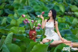 Hot girl Viện Đại học Mở gợi cảm mê hồn với áo yếm bên đầm sen hồ Tây