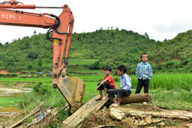 Xúc động ước mơ có cầu tới trường của học sinh nghèo Mù Cang Chải