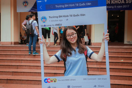 Tân sinh viên ĐH Kinh tế Quốc dân tạo dáng xì tin ngày đầu nhập học