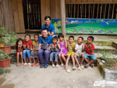 Học sinh nghèo Điện Biên vỡ oà hạnh phúc nhận quà trước thềm năm học mới