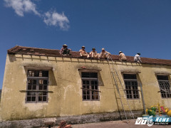 Chiến sĩ trẻ đội nắng lợp nhà giúp dân sau bão số 10 ở Hà Tĩnh