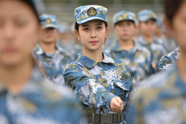 Vẻ đẹp của nữ sinh trường nghệ thuật Trung Quốc trong giờ học quân sự