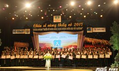Thầy giáo quân hàm xanh mắc trọng bệnh vẫn 'cõng' chữ ra đảo