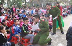 Nam sinh cảnh sát xuống trường hướng dẫn luật giao thông cho học sinh Thanh Hóa