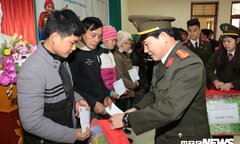 Chiến sỹ công an vượt đèo dốc trao quà cho học sinh nghèo Lạng Sơn