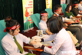 Nữ chiến sỹ công an rạng ngời tham gia hiến máu cứu người