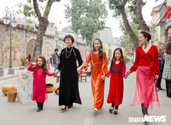 Mẫu nhí Hà thành diện áo dài rạng rỡ xuống phố đón Xuân