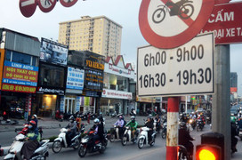 Phớt lờ biển cấm, xe máy nối đuôi nhau đi lên cầu vượt ở Thủ đô