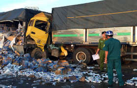 Đâm vào đuôi xe tải nổ lốp giữa đường, tài xế chết thảm