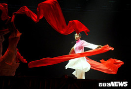 Chương trình nghệ thuật đặc sắc không ngờ của học sinh chuyên ngoại ngữ Hà Nội